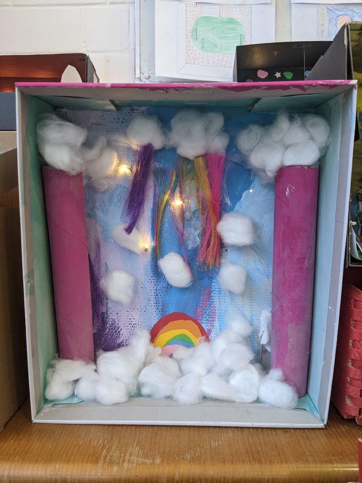 Box mit Regenbogen