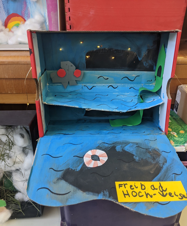 Box in der Nacht mit Wasser